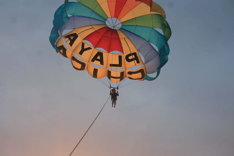 Image - Parasailing en Playa Blanca, Playa Blanca, Lanzarote. 