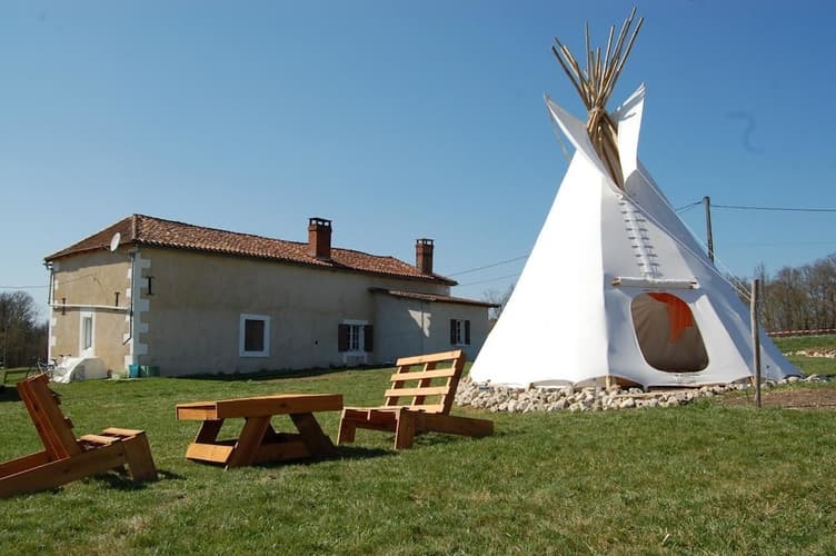 Image - Francia: in una tenda tipi