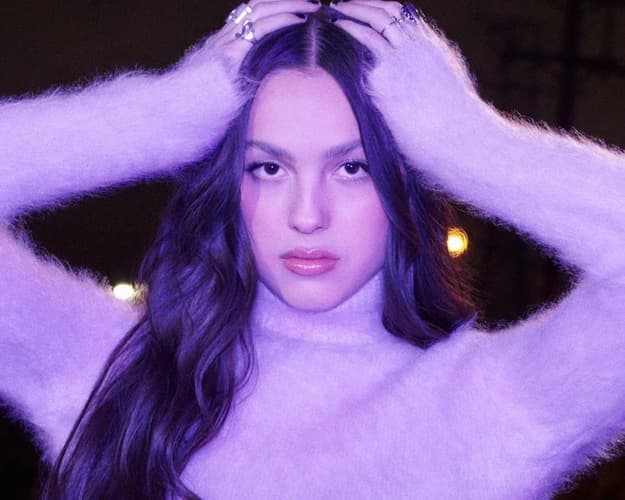 Изображение - "Fly. Stay. Sing, Repeat — Olivia Rodrigo Live in Milan.”