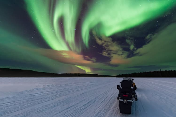 Imagen - Paseo en moto de nieve bajo la aurora boreal