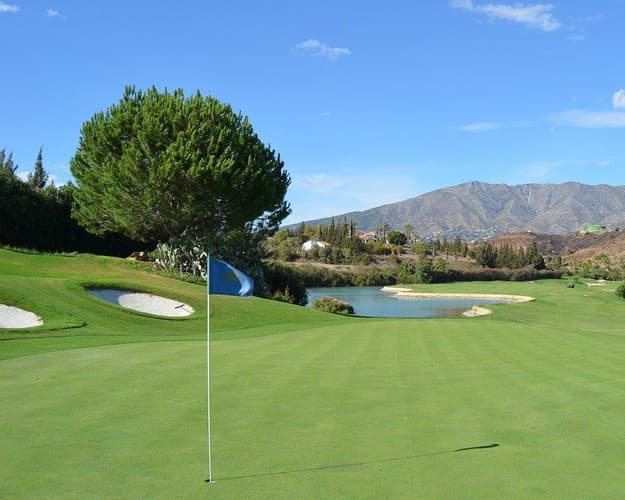 Obraz - Golfen in der Lombardei und Shoppen in Mailand