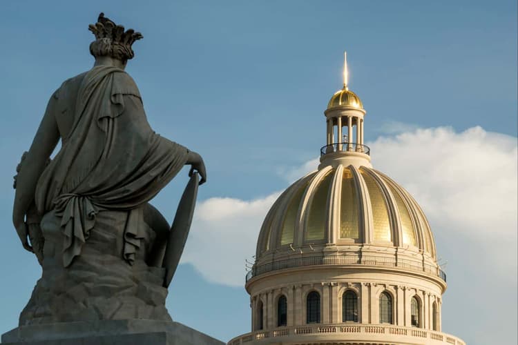 Image - Visita guiada por el Capitolio de La Habana