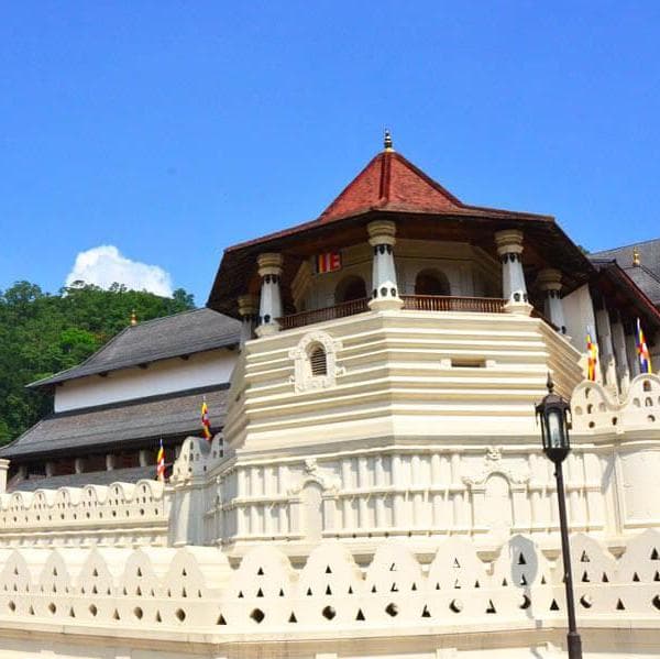  Der Eingang zum Tempel der Heiligen Zahnreliquie - Kandy