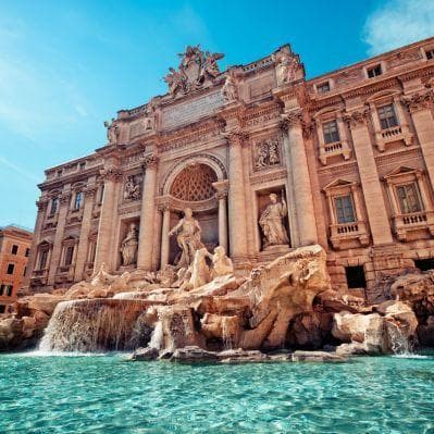La scenografica Fontana di Trevi, dal XVIII secolo uno dei simboli della città eterna - Roma