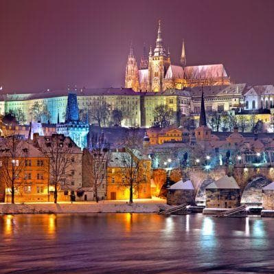 Il bellissimo "skyline" di Praga visto dal fiume Moldava - Prague