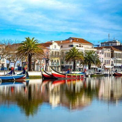 Aveiro, cittadina intersecata da suggestivi canali dove i barcaioli spingono con la pertica imbarcazioni colorate a collo di cigno dette Moliceiros - Coimbra