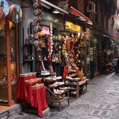 Passeggiata fra i colorati negozi di San Gregorio Armeno - Napoli