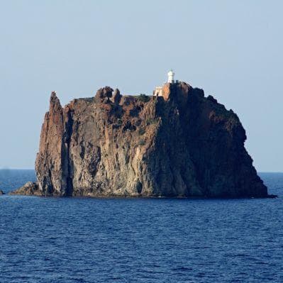 Lo Strombolicchio, piccola isola vulcanica disabitata - Vulcano Island