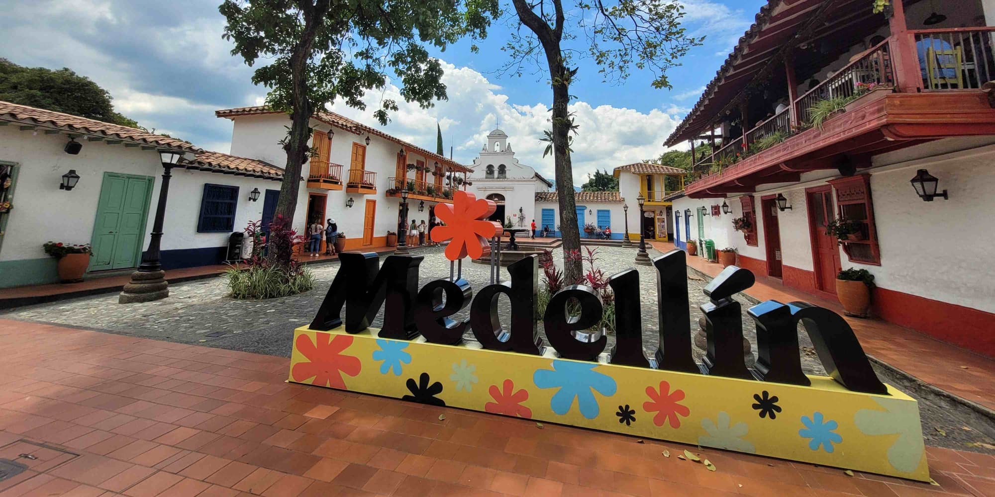 Dia 3. Bogotá y Medellín – Traslado de Salida y de Llegada y Visita de la Ciudad 