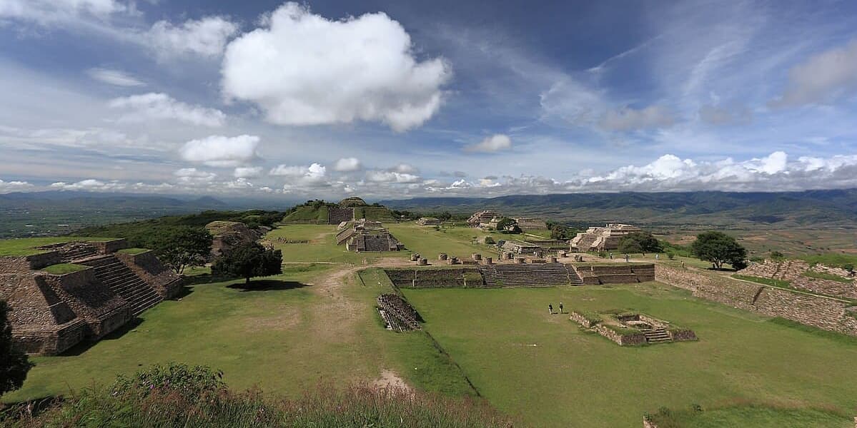 DÍA 4	(VIERNES)          OAXACA (MONTE ALBÁN + VISITA DE CIUDAD)