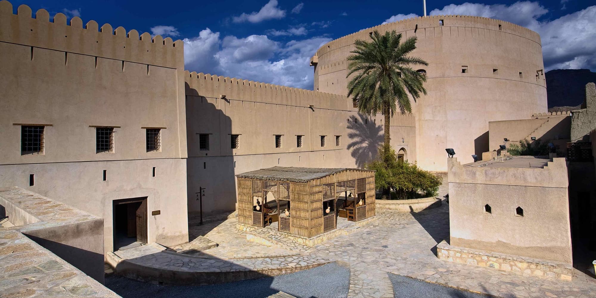 JOUR 5: MERCREDI-NIZWA-MASCATE-DÉPART (150KM)