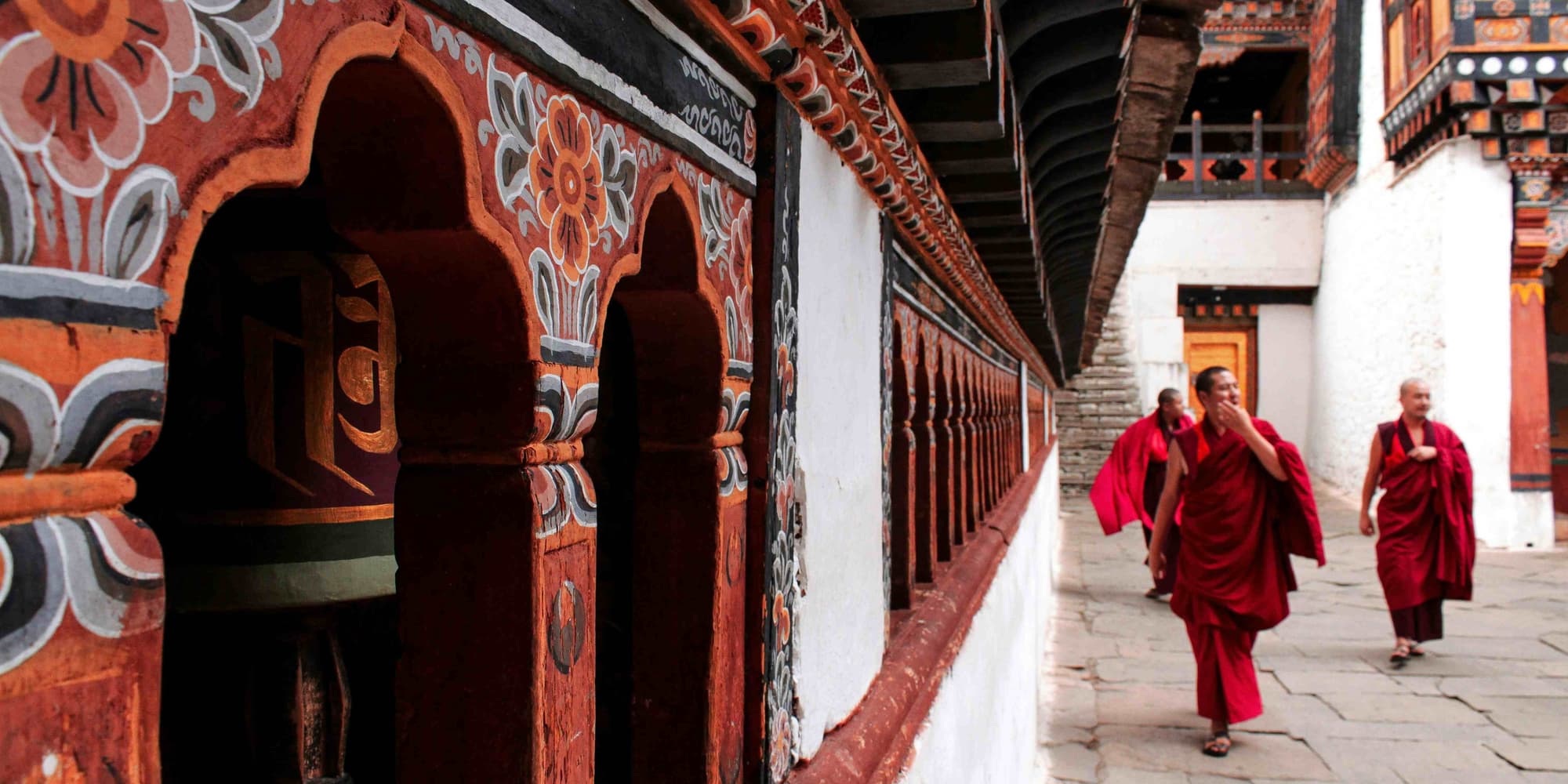 DÍA 2: TÁKTSANG – EL NIDO DEL TIGRE Y EL RENACER