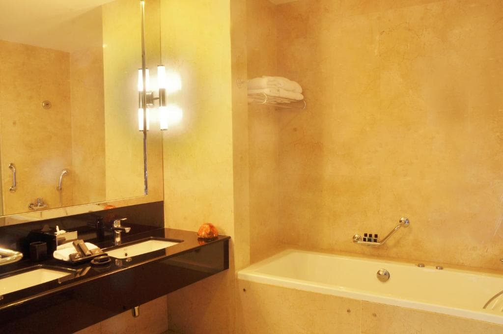 The Blue Water, Room