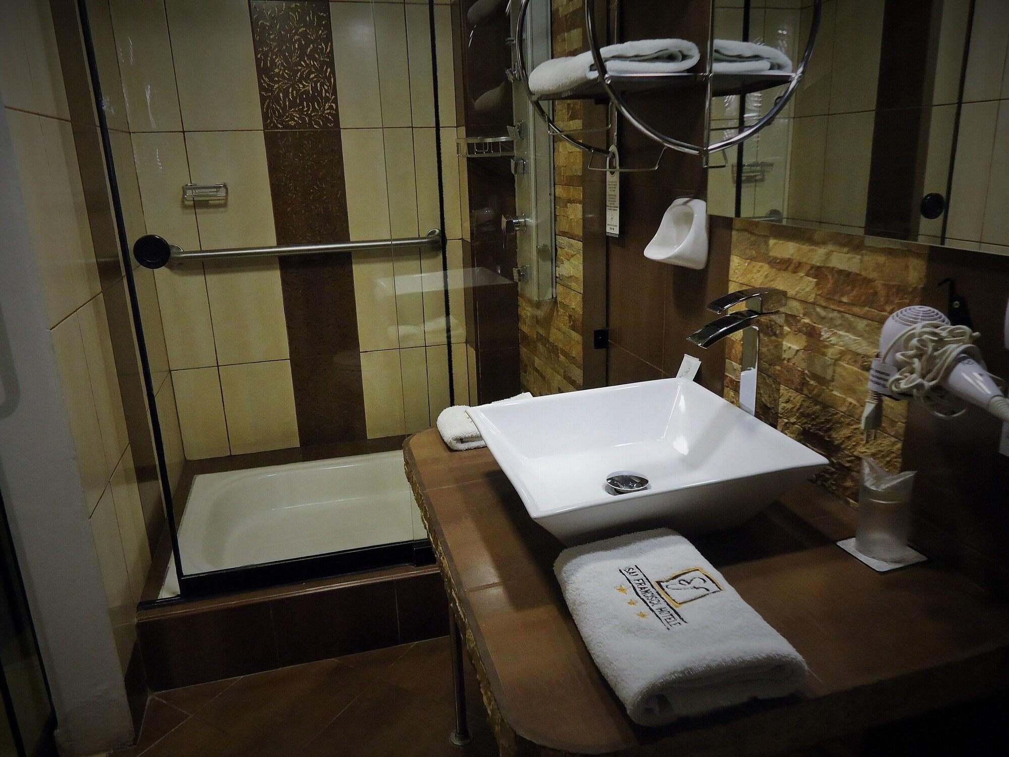 San Francisco Plaza Hotel, Room