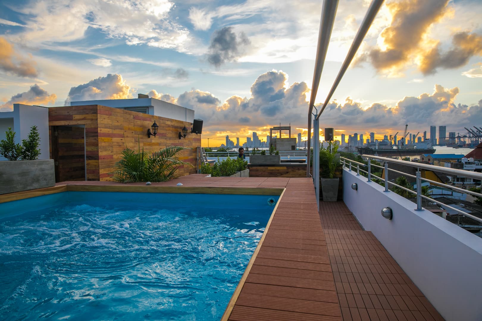 Avenida Buenos Aires, Pool