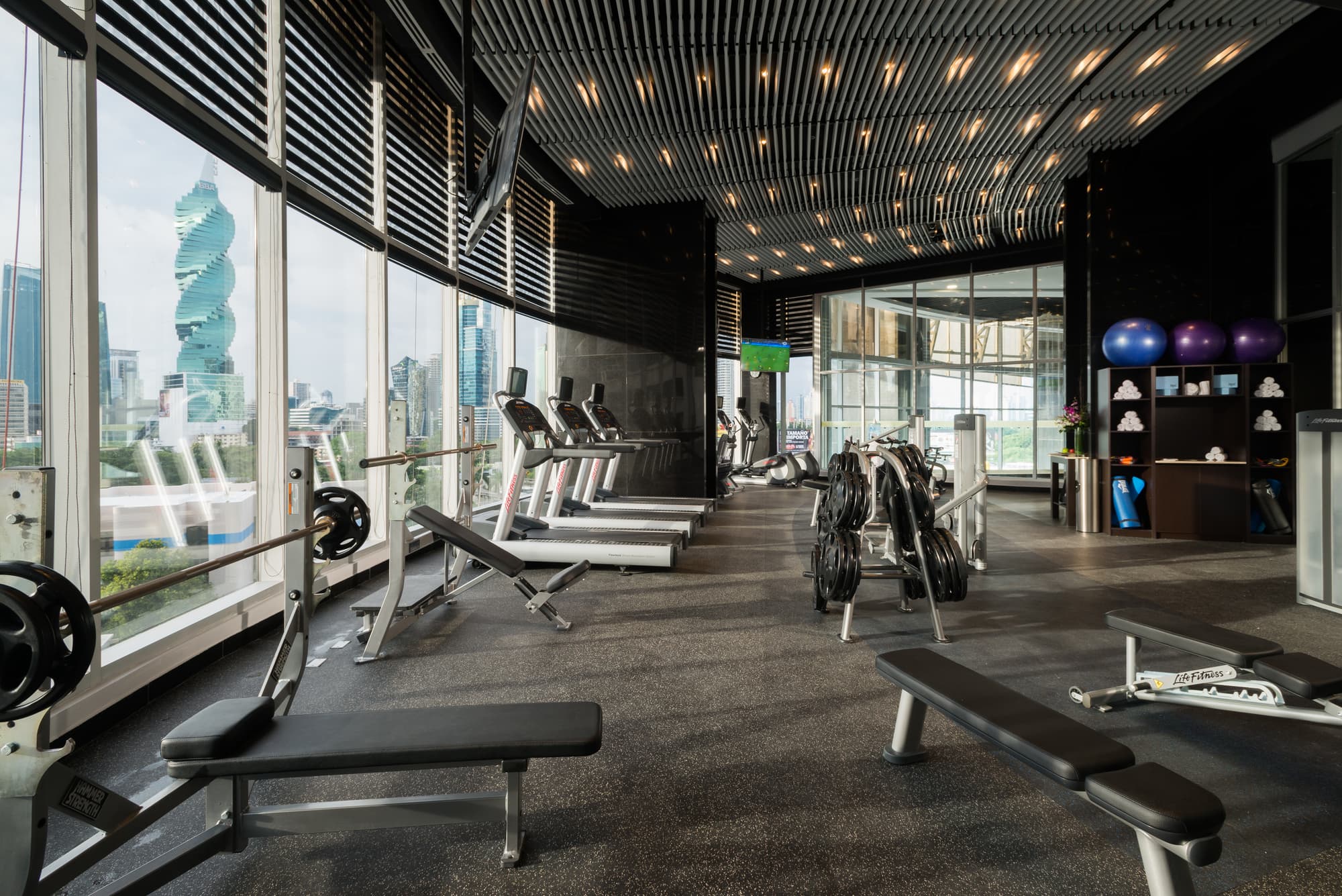 Las Americas Golden Tower Panama, Sports and Entertainment