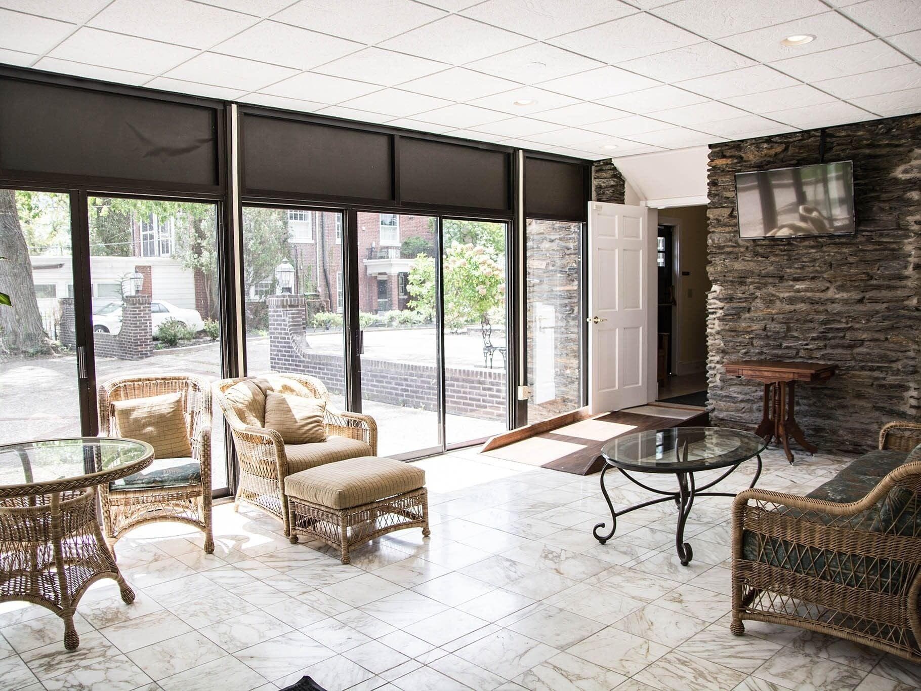 The Manor On Front, Lobby