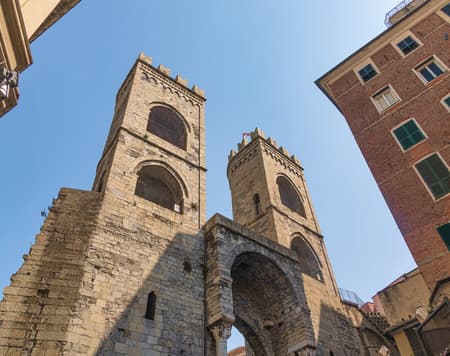 Entlang der Mauern von Genua zwischen Natur und Geschichte 