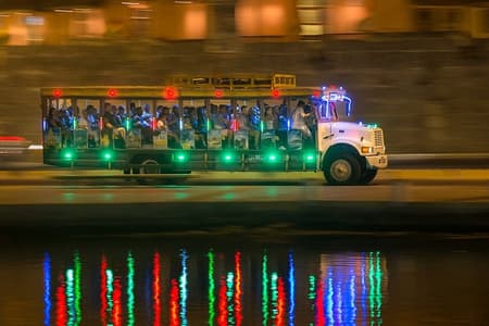 Excursão de ônibus Limo Chiva Party em Cartagena