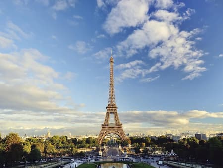 Acceso prioritario a la Torre Eiffel, tour interactivo por la ciudad y crucero por el Sena