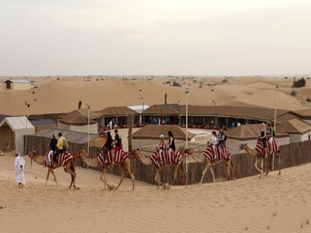 Rote-Dünen-Wüstensafari und Kamelritt mit BBQ im Al Khayma Camp