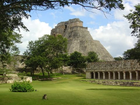 Los Aztecas y el Mundo Maya