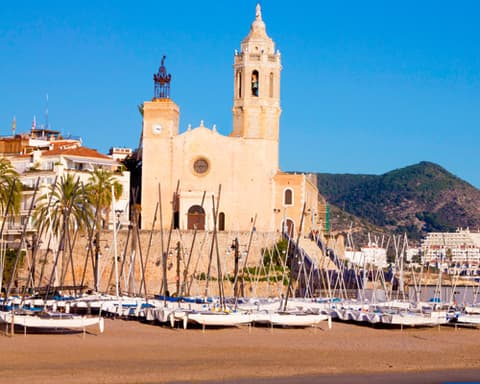 Barcelona y Sitges en Navidad: Luces, Tradición y Encanto Mediterráneo