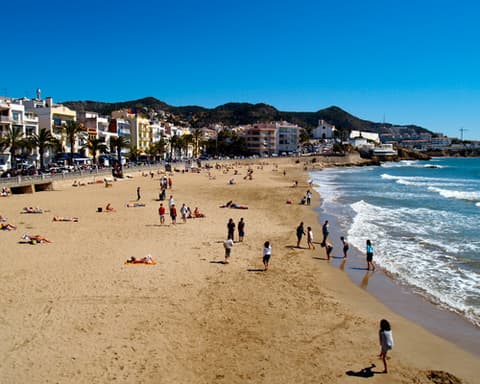 Barcelona y Sitges en Navidad: Luces, Tradición y Encanto Mediterráneo