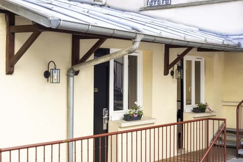 Hotel de l’Aqueduc, Front of property