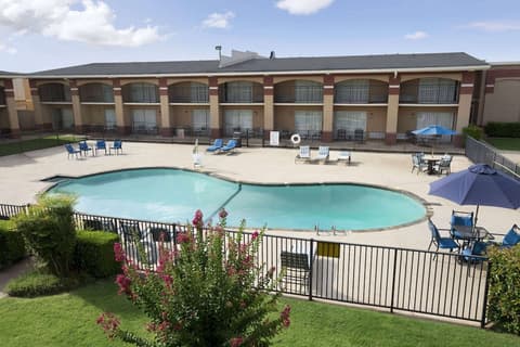 Howard Johnson by Wyndham Oklahoma City Airport/ Fairgrounds, Pool
