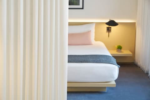 The Chicago Hotel Collection Ambassador Gold Coast, Room