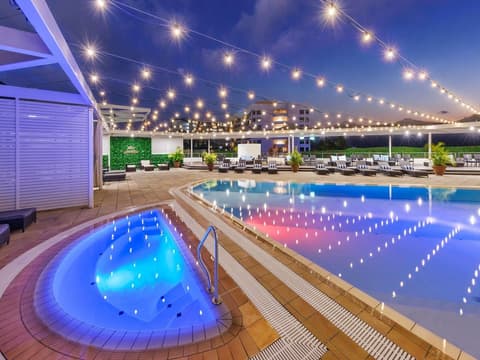 Pullman Reef Hotel Casino, Pool