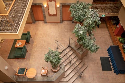 Banff Ptarmigan Inn, Lobby lounge