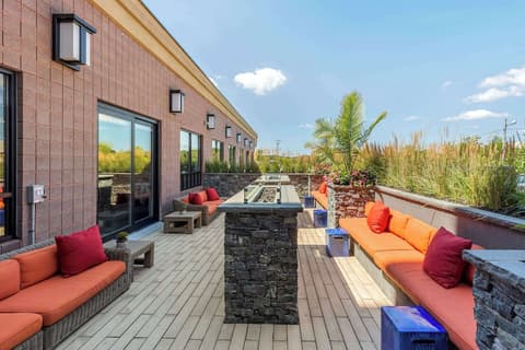 Comfort Inn & Suites Logan International Airport, Pool