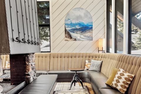 Outbound Mammoth, Lobby lounge