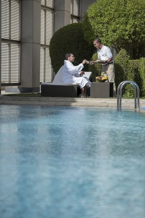 Four Seasons Hotel Riyadh, Outdoor pool