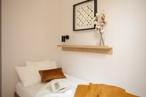 Bob W London Olympia, Room