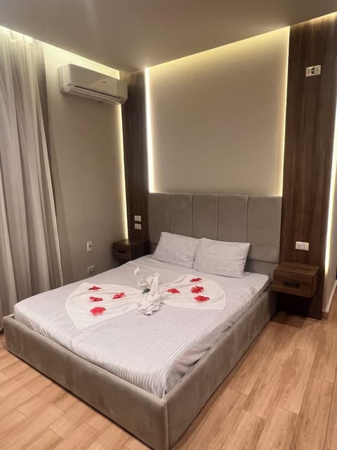 Pyramids Hills View, Room