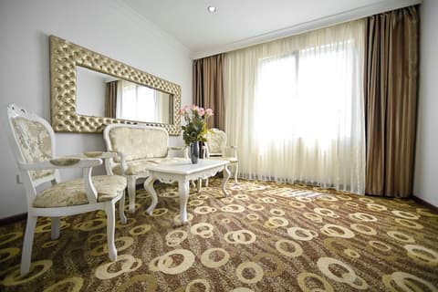 Imperial Palace Hotel, Living area