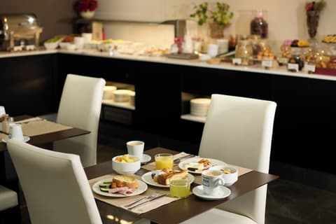 1881 Barcelona Gran Rosellon Hotel, Food court