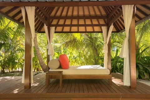 Denis Private Island, Living area