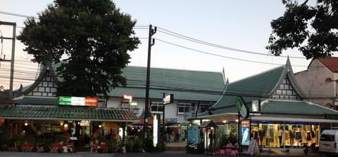 Merlin Plaza Apartments, Exterior