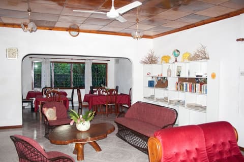 Villa de Roses, Lobby sitting area