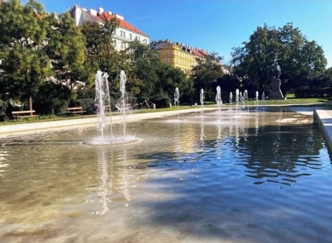 Hotel Claris, Exterior