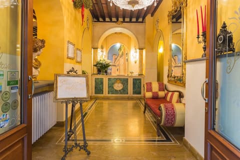 Palazzo Alexander Hotel, Interior entrance
