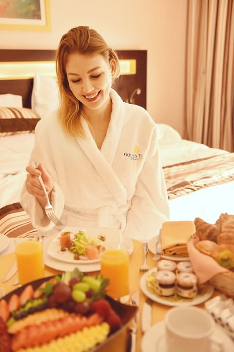 Golden Tulip Bahrain, Dining