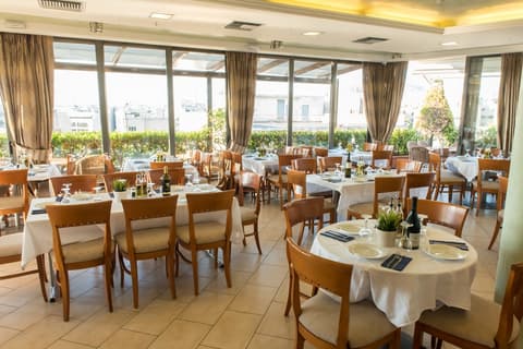 Golden City Hotel, Restaurant