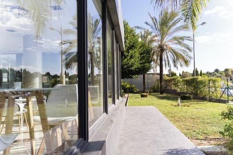 AZZ Valencia Táctica, Exterior