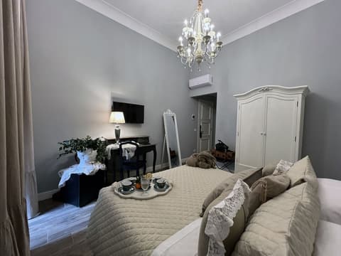 Domus Deorum Deluxe, Room