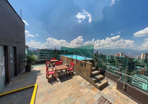 Café Hotel Medellín, Outdoor spa tub